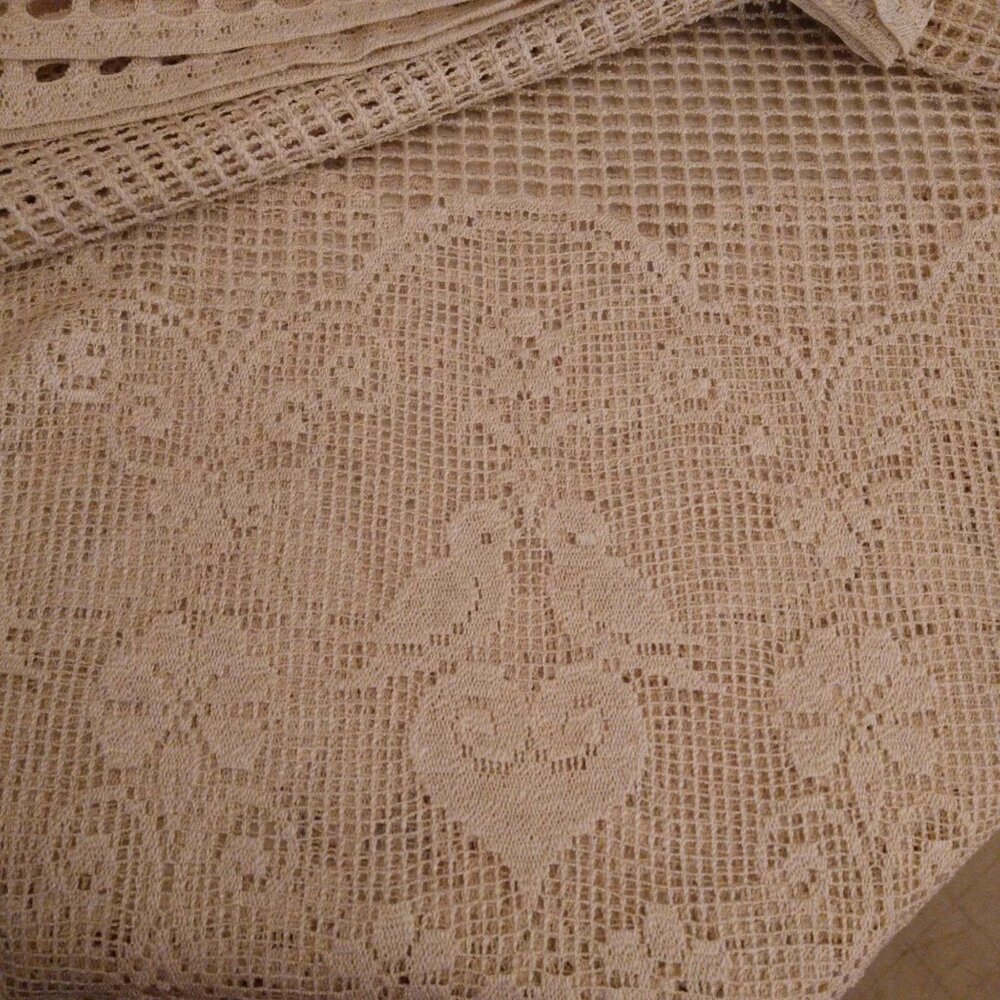 Tablecloth Birds Hearts Table Runner??